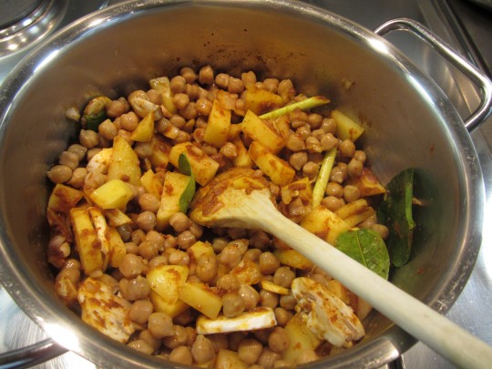 Kichererbsen, Ingwer, Kaffierblätter und Zitronengras reinhauen und rüüühren.