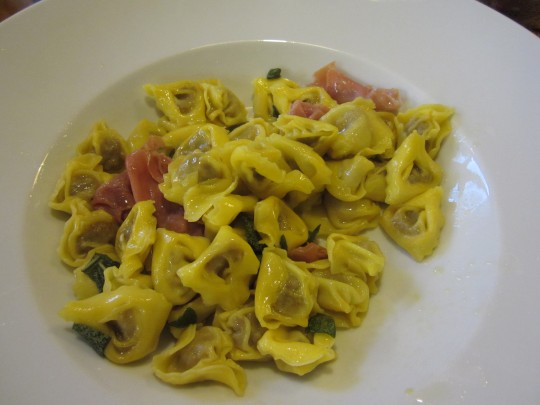 Tortellini mit Salbei und Parmaschinken: sieht gut aus, schmeckt gut.