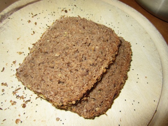 Vollkornbrot passt prima zu unserem Salat und ist auch noch gesund. Sie dürfen aber auch zu Fladenbrot greifen.