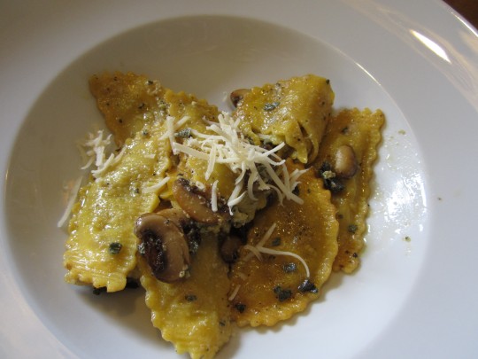 Frische Ravioli mit Salbei und Egerlingen