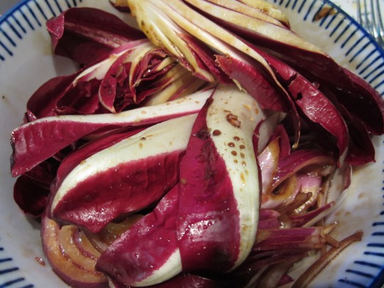 Der Radicchio kommt ebenfalls in die Vinaigrette.