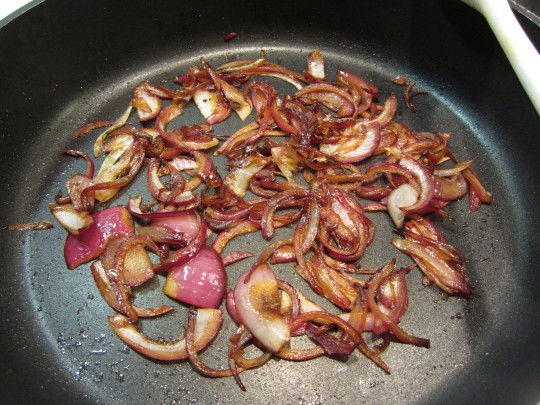 Zwiebeln scharf anbräunen, dann langsam weich schmurgeln. Wenn sie soweit sind, den Radicchio hinzugeben.